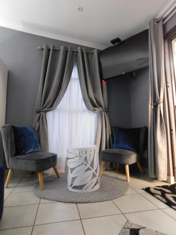 Roxy'S Rest Guest House Фандербейлпарк Экстерьер фото